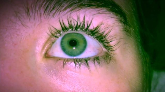 Video by Amanda Wharton Accent sur le trou qui regardé